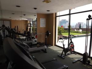 ein Fitnessstudio mit vielen Laufbändern und Geräten in der Unterkunft Pedregal Palace in Mexiko-Stadt