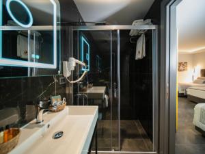 a bathroom with a sink and a shower at Sea Palm Otel Yalıkavak in Yalıkavak