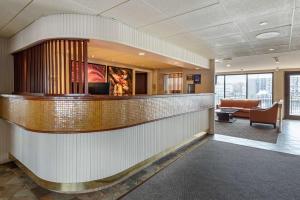 een lobby met een bar in een ziekenhuis bij Best Western Plus Oswego Hotel and Conference Center in Oswego