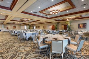 een feestzaal met witte tafels en stoelen bij Best Western Plus Oswego Hotel and Conference Center in Oswego