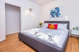 Cozy & Warm - 2BR Apt with King Bed - Steps from Byward Market