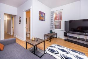 Cozy & Warm - 2BR Apt with King Bed - Steps from Byward Market