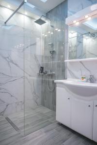 Zdjęcie z galerii obiektu Lovely apartment with balcony in the city center w mieście Kateríni