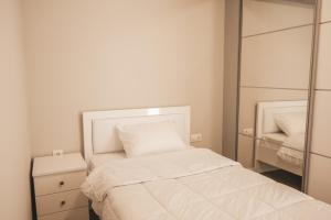 Zdjęcie z galerii obiektu Lovely apartment with balcony in the city center w mieście Kateríni