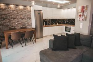 Zdjęcie z galerii obiektu Lovely apartment with balcony in the city center w mieście Kateríni