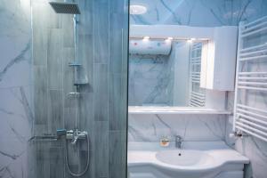 Zdjęcie z galerii obiektu Lovely apartment with balcony in the city center w mieście Kateríni