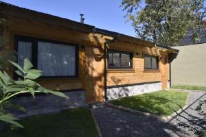 サン・マルティン・デ・ロス・アンデスにあるLas Casitas 1の木造の家屋