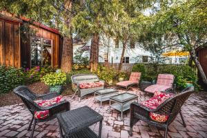 a patio with chairs and a table and a group ofitures at Two Room Inn in Nevada City