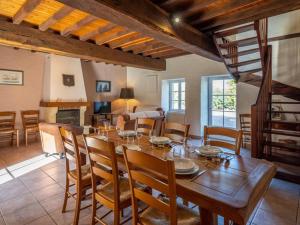 comedor con mesa de madera y sillas en Gîte Froidfond, 5 pièces, 8 personnes - FR-1-426-149, en Froidfond