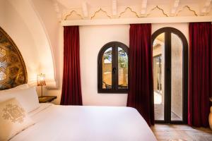 Ein Bett oder Betten in einem Zimmer der Unterkunft Dar Echchaouen Maison d'Hôtes & Riad