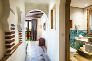 ein Badezimmer mit Toilette und Waschbecken in der Unterkunft Dar Echchaouen Maison d'Hôtes & Riad in Chefchaouen