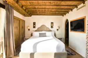 Ein Bett oder Betten in einem Zimmer der Unterkunft Dar Echchaouen Maison d'Hôtes & Riad