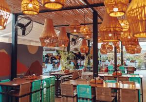 En restaurant eller et andet spisested på Mayan Monkey Los Cabos