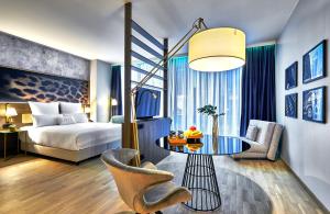 Postel nebo postele na pokoji v ubytování NYX Hotel Warsaw by Leonardo Hotels