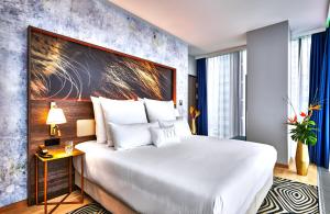 Postel nebo postele na pokoji v ubytování NYX Hotel Warsaw by Leonardo Hotels
