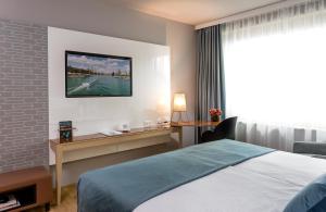 Postel nebo postele na pokoji v ubytování Leonardo Hotel Zurich Airport
