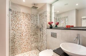 Leonardo Hotel Zurich Airport的一间浴室