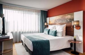 Leonardo Hotel Zurich Airport客房内的一张或多张床位