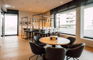 Leonardo Hotel Zurich Airport的休息区