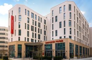 eine Darstellung der Vorderseite des Larkin Hotels in der Unterkunft Leonardo Hotel Eschborn Frankfurt in Eschborn
