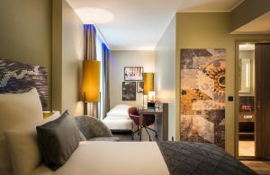 ein Hotelzimmer mit einem Bett und einem Schreibtisch in der Unterkunft Leonardo Hotel Eschborn Frankfurt in Eschborn + 37 Fotos