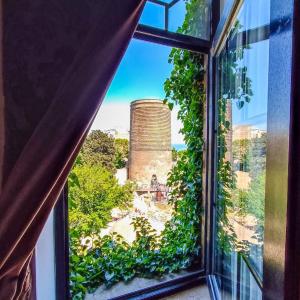 ein offenes Fenster mit Blick auf ein Silo in der Unterkunft Sultan Inn Boutique Hotel in Baku