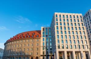 un grupo de edificios contiguos en Leonardo Royal Hotel Nürnberg en Núremberg