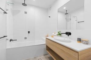 Ένα μπάνιο στο Andari Apartment 2, Sunshine Beach, Beachfront Street and just steps to Surf-club +15 φωτογραφίες