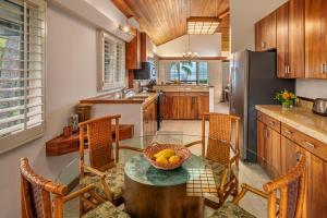 Dapur atau dapur kecil di Puunoa Beach Estates - CoralTree Residence Collection