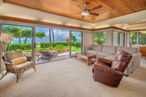 Ruang duduk di Puunoa Beach Estates - CoralTree Residence Collection