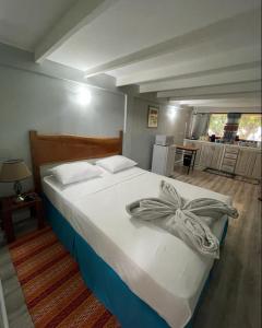 Giường trong phòng chung tại Castara Inn