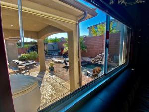 セントジョージにあるTiny RV Stone pool Inn, Pets stay free, Zion National Park, your private Oasis!の家の窓からパティオを望めます。