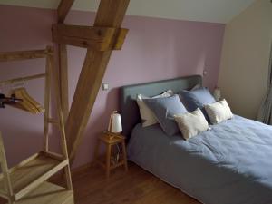 Łóżko lub łóżka w pokoju w obiekcie Gîte Nieppe, 5 pièces, 8 personnes - FR-1-510-4