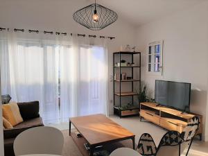 sala de estar con TV y mesa en Appartement Saint-Jean-de-Luz, 2 pièces, 4 personnes - FR-1-239-595, en San Juan de Luz