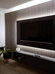 sala de estar con TV grande en la pared en Sweet Dreams II en Junín