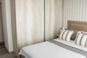 - une chambre avec un lit doté de draps et d'oreillers blancs dans l'établissement Sweet Dreams II, à Junín