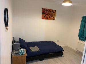 Kama o mga kama sa kuwarto sa Lovely 5 Bedroom Home in Dagenham London