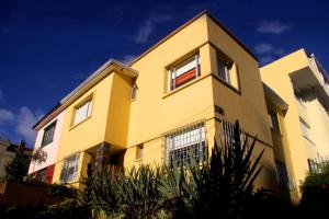 żółto-biały dom w obiekcie 6 Suites Hotel w mieście Bogota