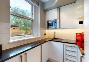 Dapur atau dapur kecil di Modern 2 bedroom flat in Hampstead Heath