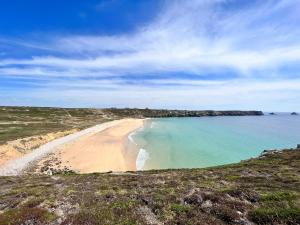 a view of a beach with the ocean at Bungalow in Telgrus sur mer near Sandy Beach in Telgruc-sur-Mer
