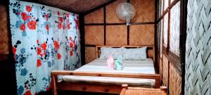 Кровать или кровати в номере Coron Backpacker Guesthouse