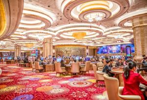 um casino com pessoas sentadas em mesas num casino em New World Hoiana Hotel em Hoi An
