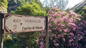 ein Schild vor einem Blumenstrauß in der Unterkunft Casa Almachar in Cómpeta