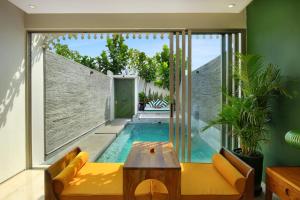 Bazén v ubytování Monolocale Luxury Resort & Spa Seminyak by Ini Vie Hospitality nebo v jeho okolí