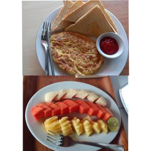 un piatto di cibo con uova, frutta e pane tostato di Talent Sunset Villa a Gili Air