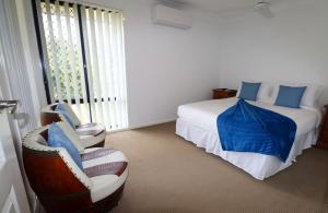 BLK Stays Guest House Deluxe Unit One Side tesisinde bir odada yatak veya yataklar