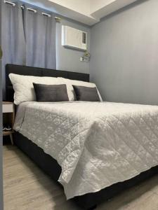 A bed or beds in a room at Cozy 1 bedroom condo with pool.