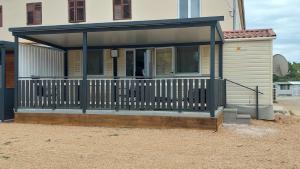 mały dom z gankiem i ogrodzeniem w obiekcie Mobilhome Privlaka w mieście Privlaka