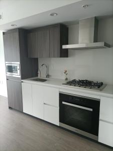 2BR Cozy Bright New apart Near Skytrain