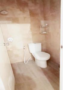 een badkamer met een wit toilet in een kamer bij EXPRESS O 91293 House in Jember